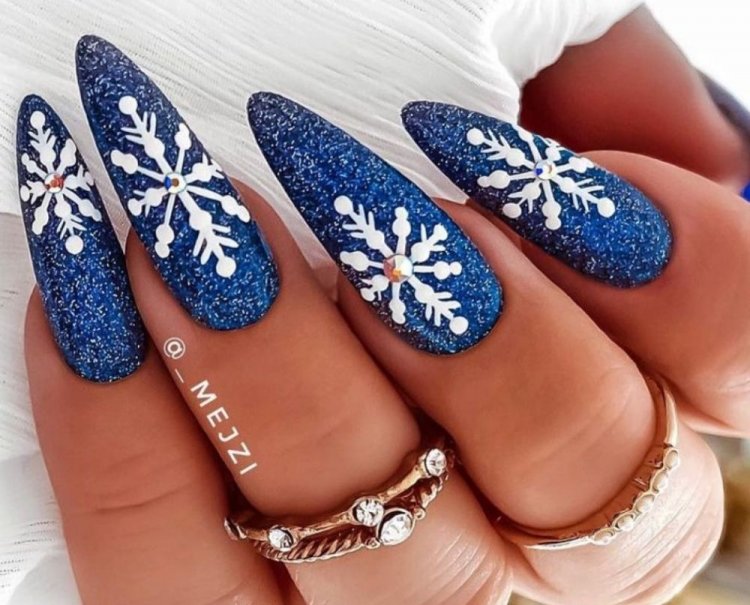 Белые акценты на темном фоне