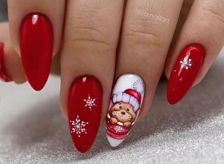 Красный новогодний маникюр