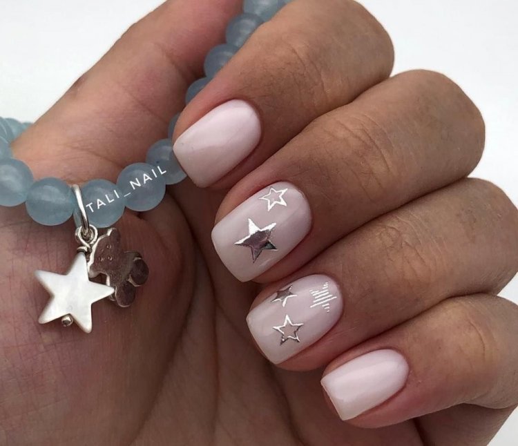 Звезды в новогоднем маникюре