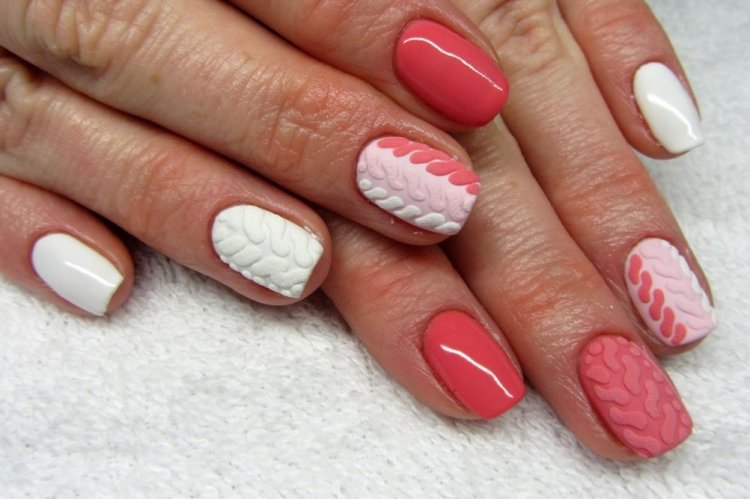 Маникюр со скандинавскими узорами