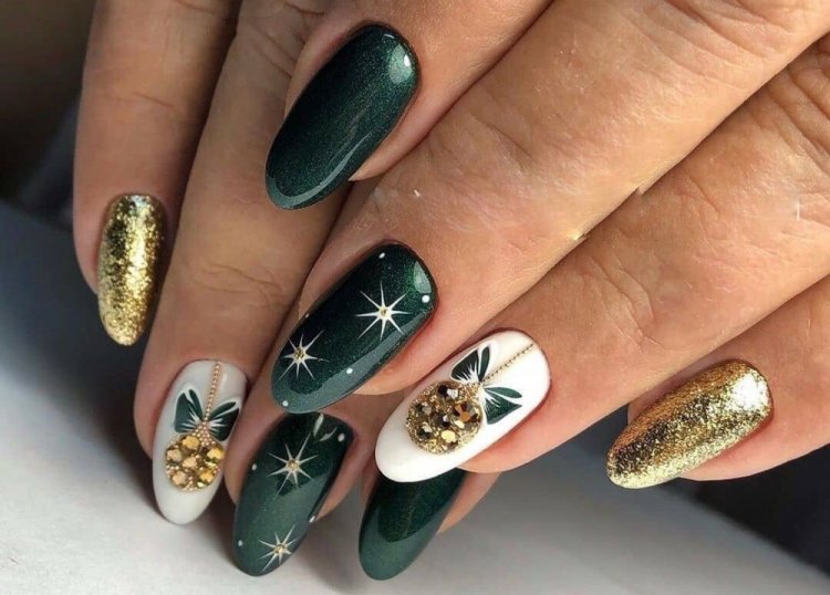 Маникюр с новогодними рисунками