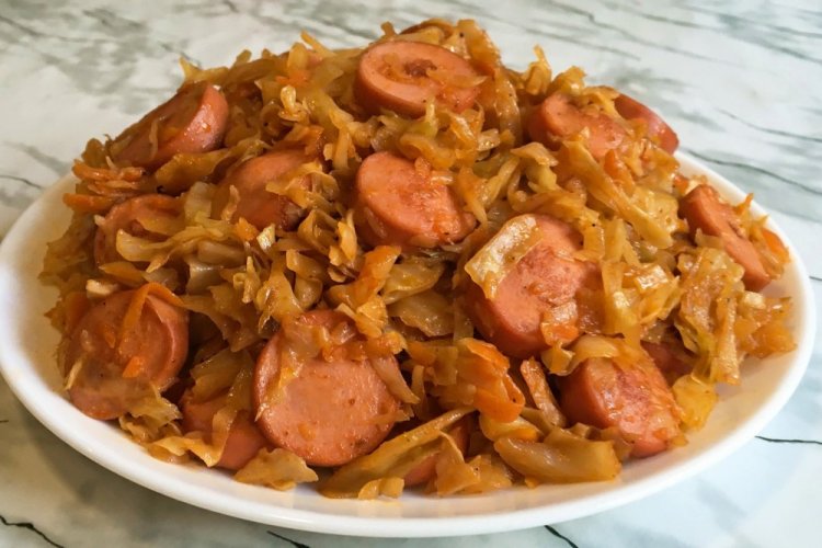 Бигос из квашеной капусты с колбасой