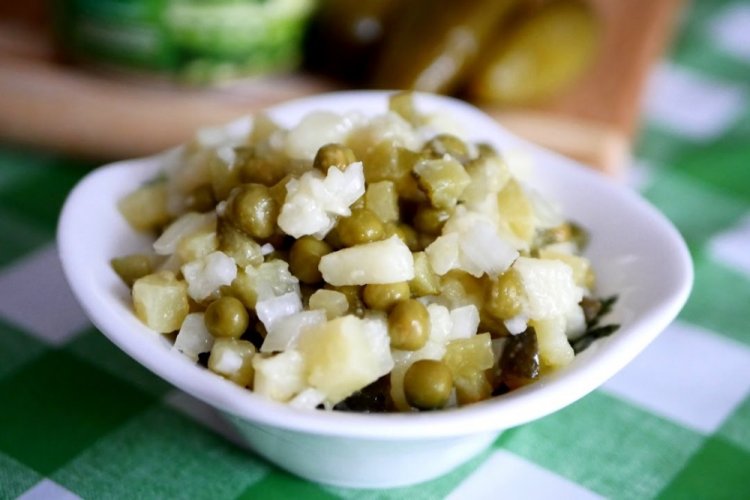 Салат с картошкой и консервированным горошком