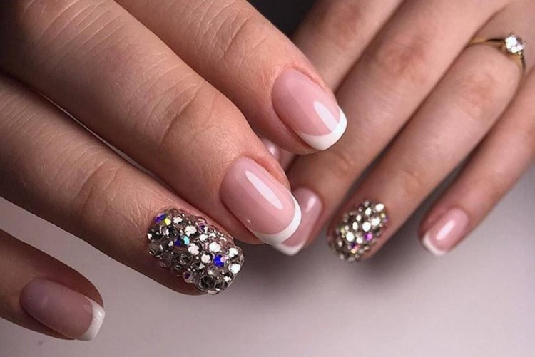 Мелкие стразы на весь ноготь