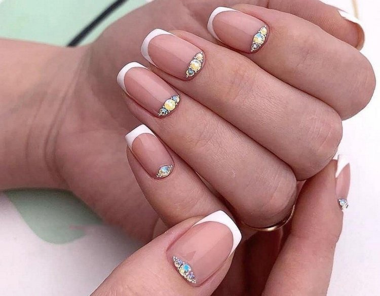 Лунный маникюр со стразами