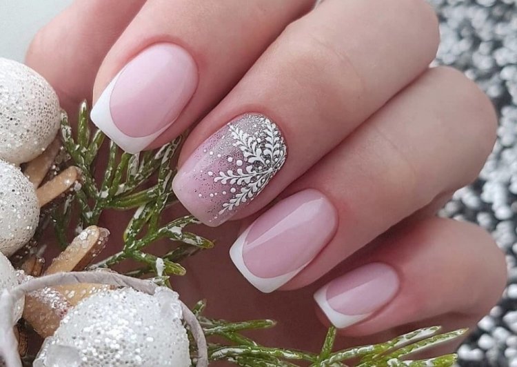 Серебряные и белые узоры на ногтях