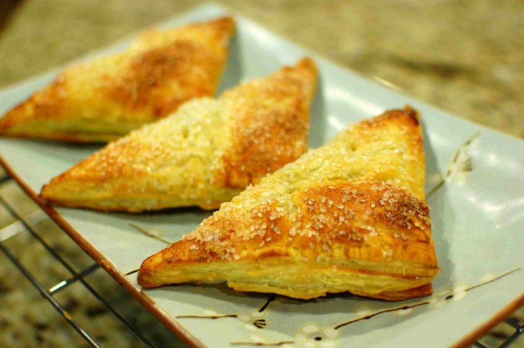 Слоеные пирожки с тыквой и изюмом