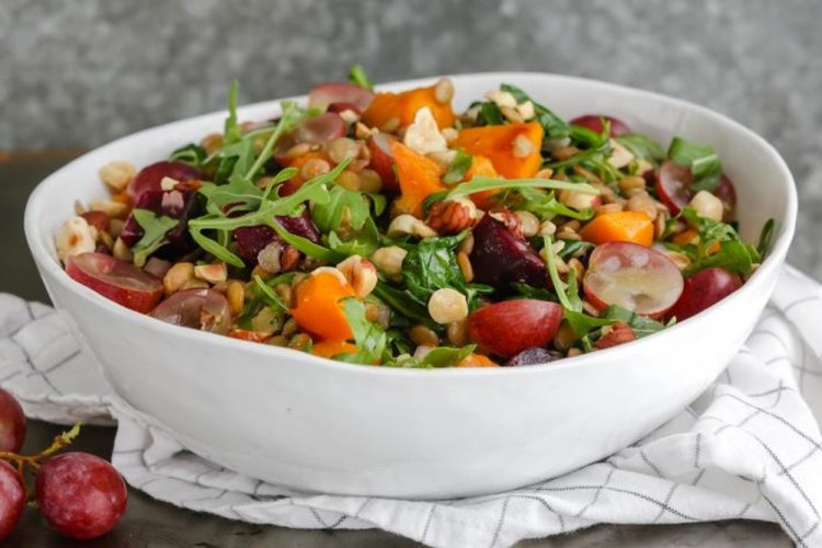 Салат из тыквы с чечевицей и виноградом