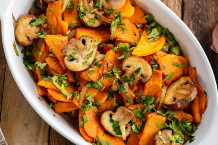 Тыква с грибами на сковороде