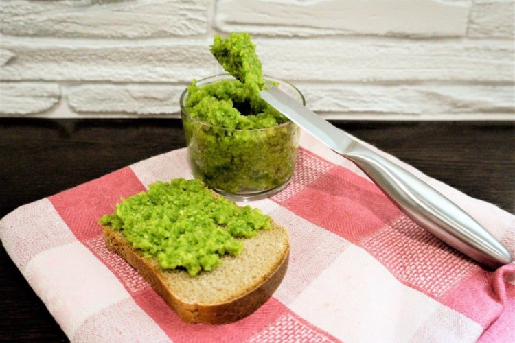 Чесночная паста из запеченного чеснока с зеленью