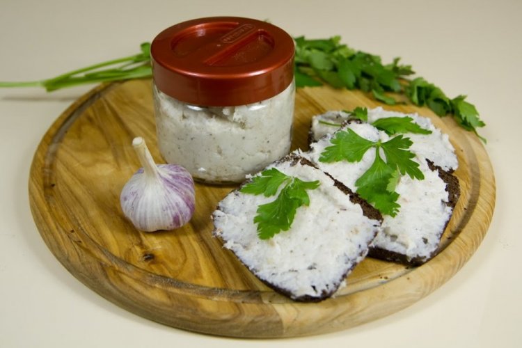 Чесночная паста с салом