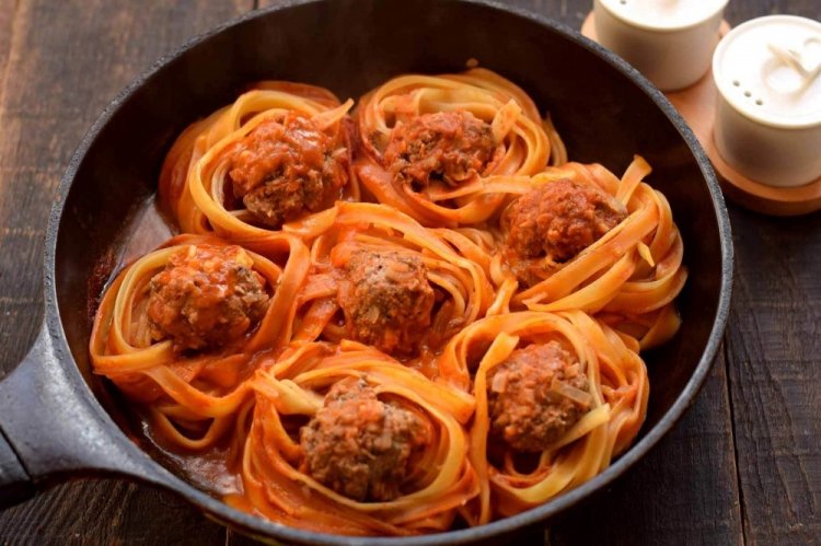 Гнезда с фаршем и овощами на сковороде