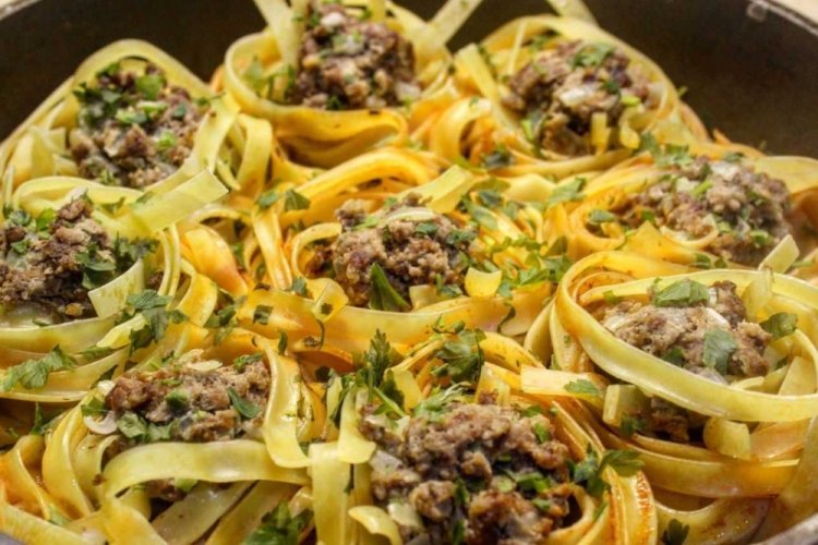 Гнезда с фаршем в бульоне на сковороде