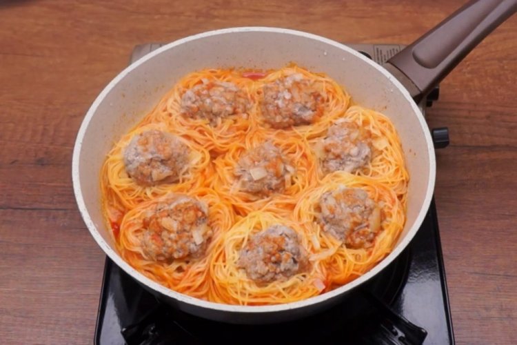 Гнезда с фаршем в томатно-сметанном соусе на сковороде