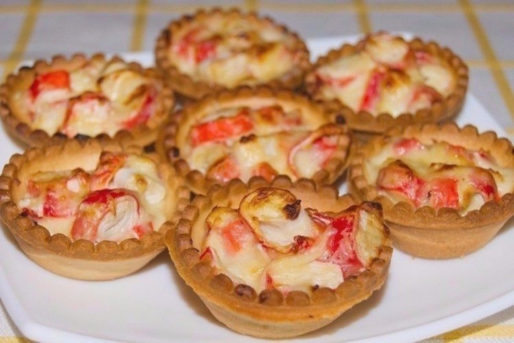Тарталетки с сыром и крабовыми палочками в духовке