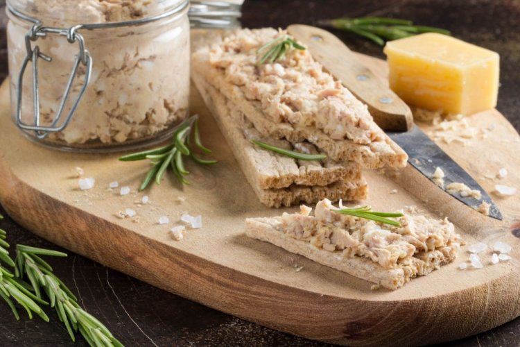 Паштет из тунца с луком и твердым сыром