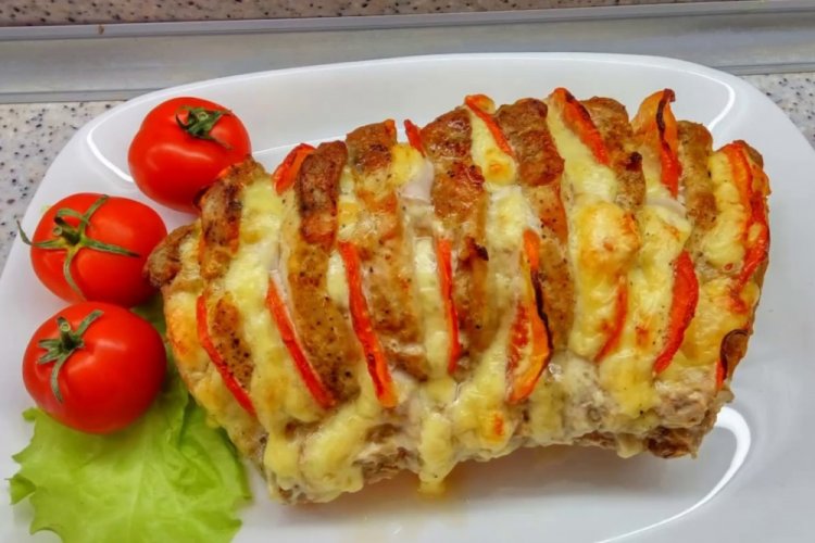 Свиная шея с помидорами и сыром в духовке