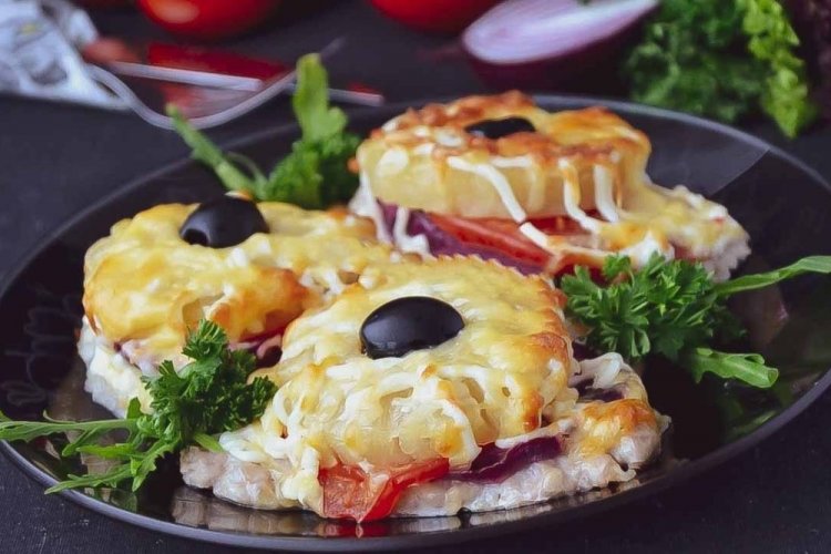 Свиная шея с ананасами в духовке