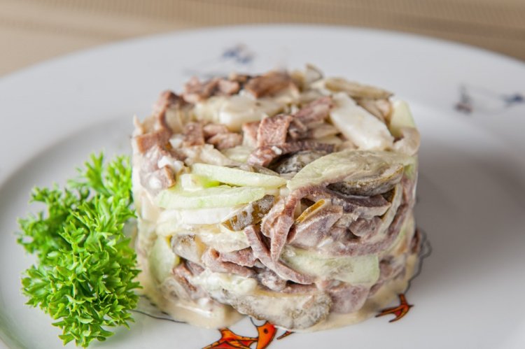 Салат с говяжьим языком и огурцом