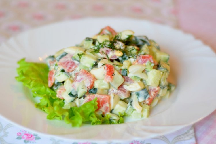 Салат из семги с огурцами