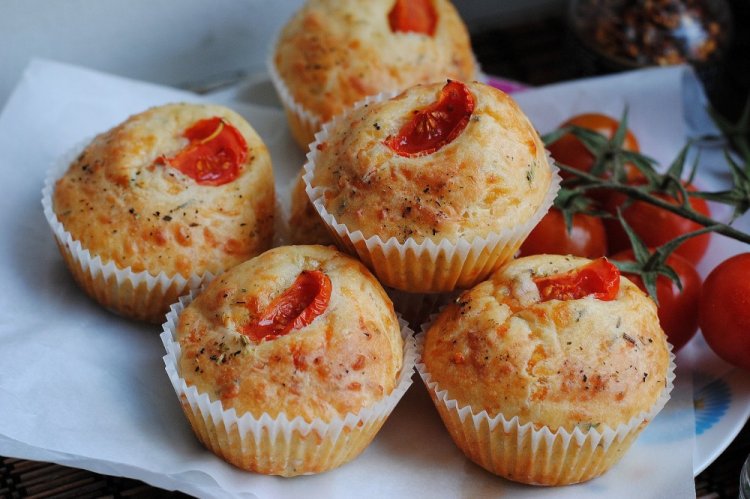 Куриные маффины с помидорами