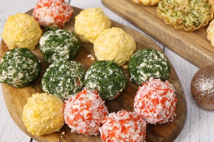 Крабовые шарики с твердым сыром и чесноком