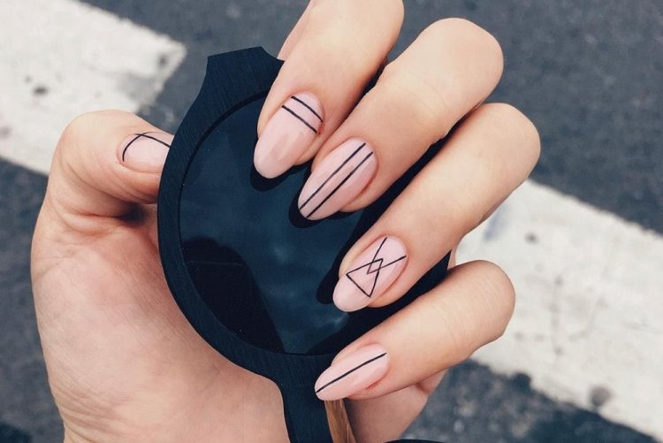 Маникюр с прозрачными вставками