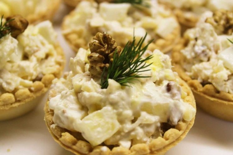 Тарталетки с копченой курицей и ананасами