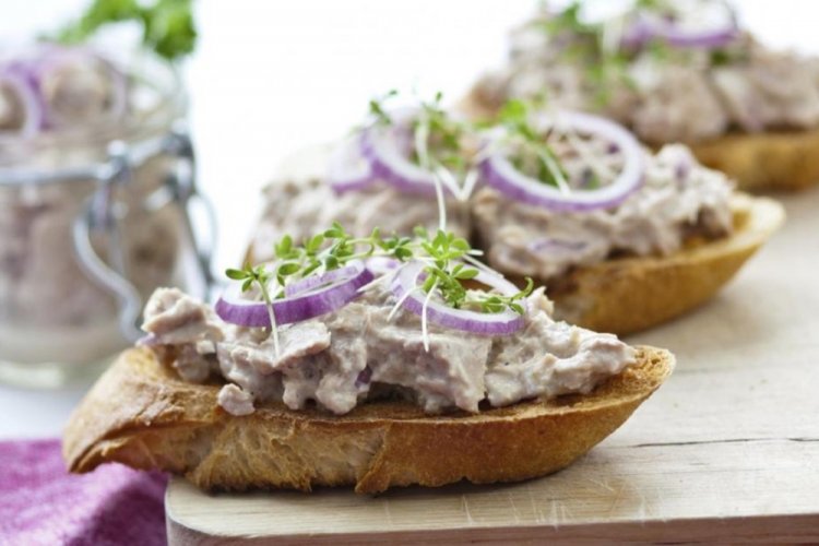 Брускетты с тунцом