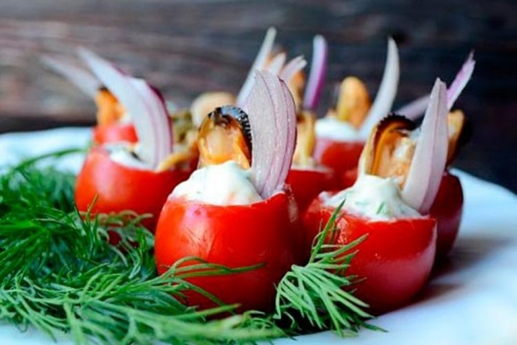 Помидоры черри с консервированными мидиями