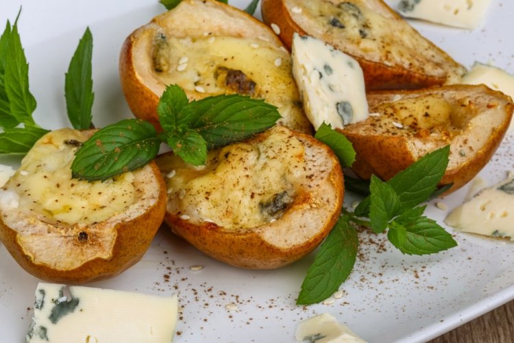 Запеченные груши с сыром Дор Блю