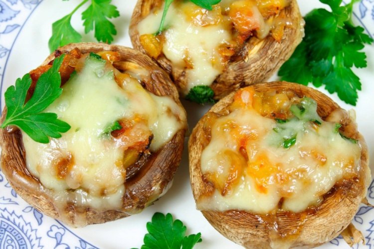 Фаршированные шампиньоны с сыром