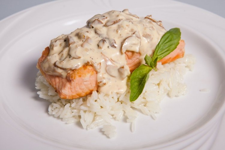 Семга с шампиньонами в сливочном соусе