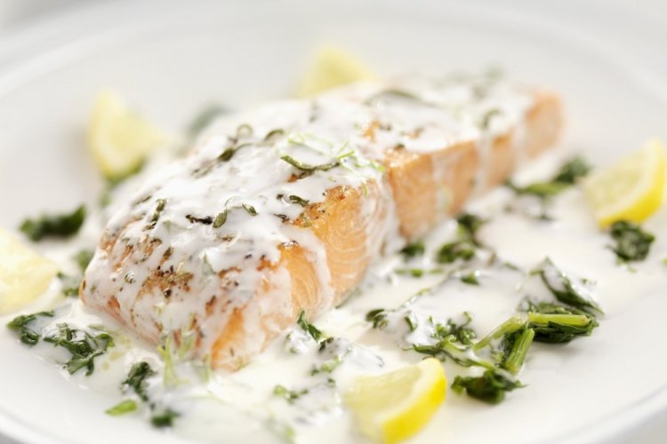 Семга с зеленью в сливочном соусе