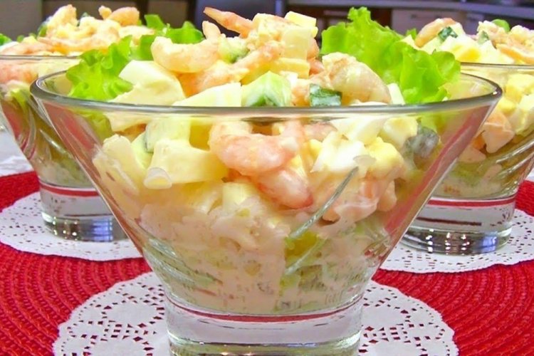 Салат с креветками и ананасами