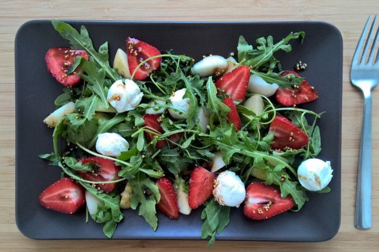 Салат с рукколой и клубникой