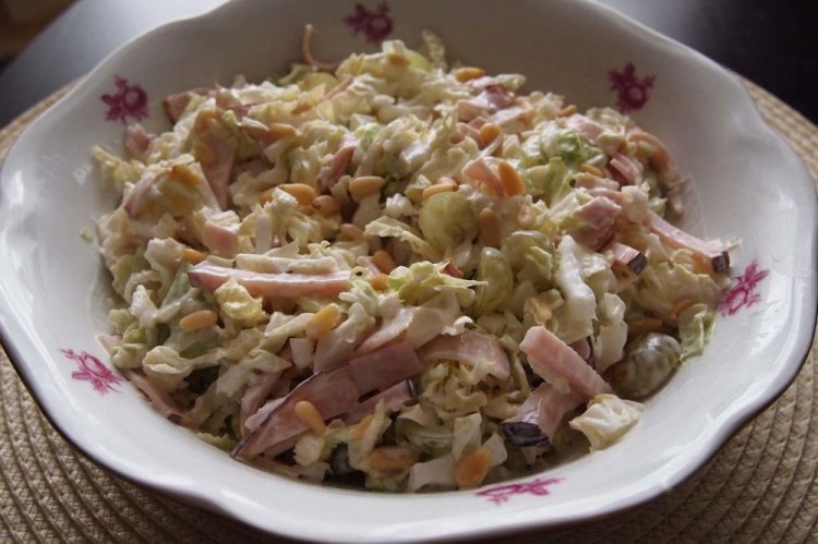 Салат с ветчиной, шампиньонами и виноградом