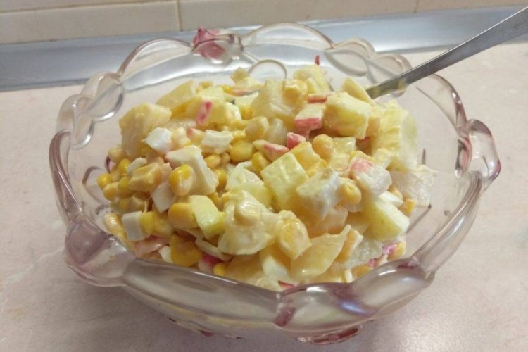 Крабовый салат с яблоками