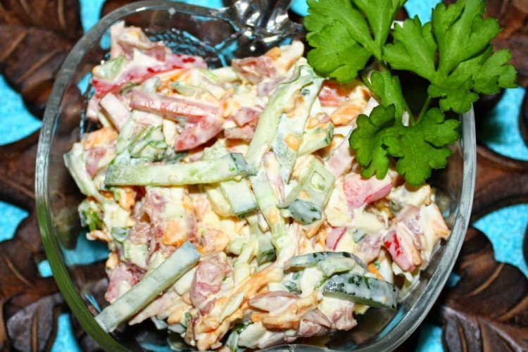 Салат с болгарским перцем и ветчиной