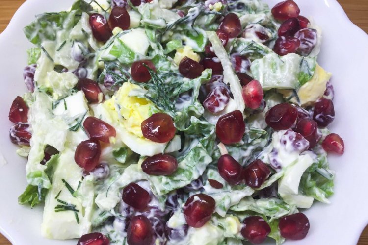 Салат с пекинской капустой, гранатом и плавленым сыром