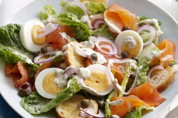 Салат с красной рыбой и перепелиными яйцами