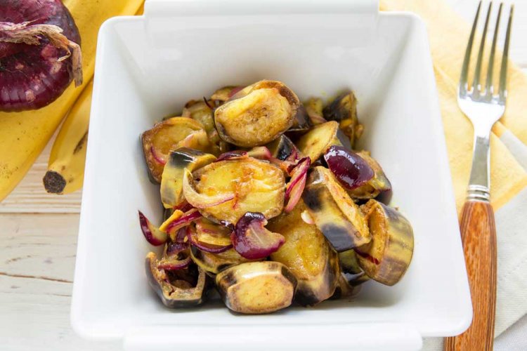 Жареные бананы с луком и карри