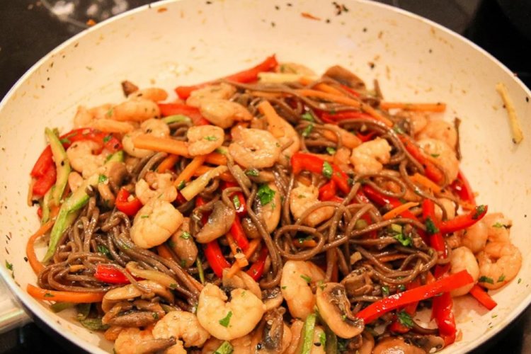 Якисоба с креветками и грибами