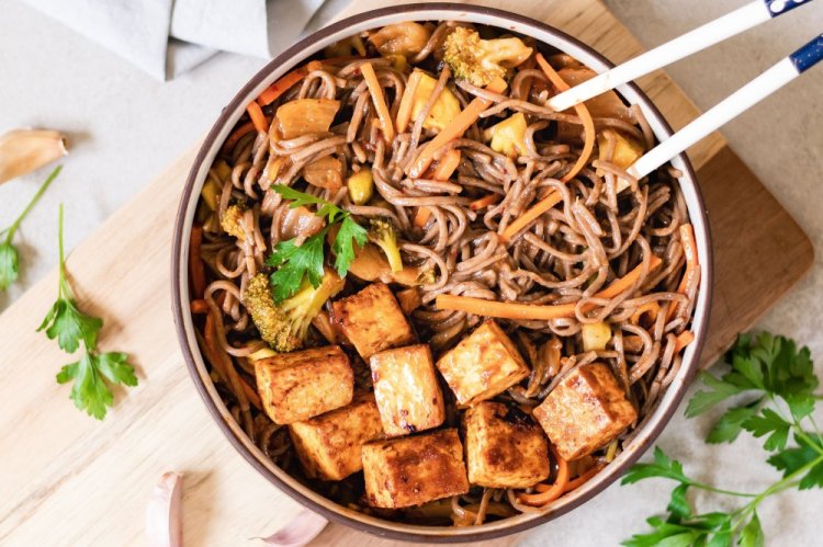 Якисоба с тофу и медом