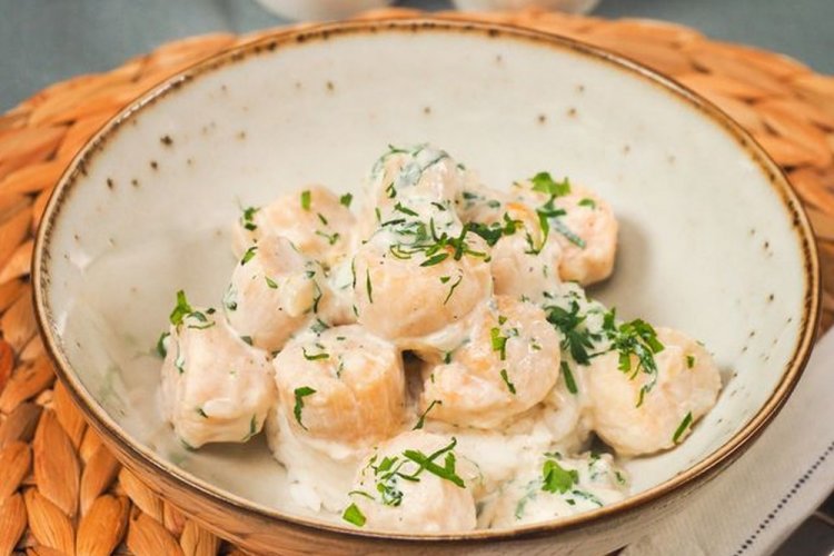 Морские гребешки в сливочном соусе с пармезаном