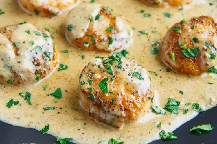 Морские гребешки в сливочном соусе с креветками