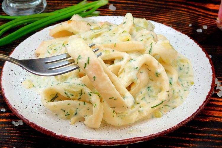 Жареные кальмары в сливочном соусе