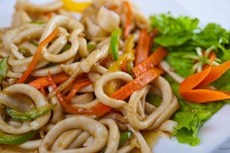 Жареные кальмары с овощами