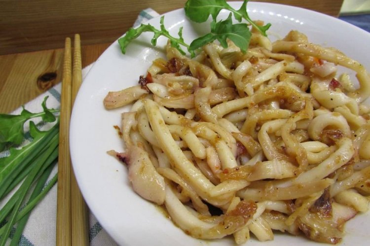 Жареные кальмары с луком в сливочном масле