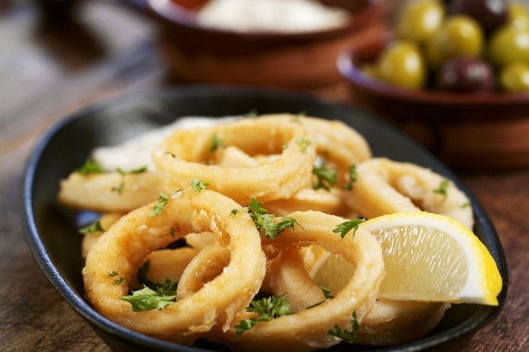 Жареные кальмары с лимоном и зеленью